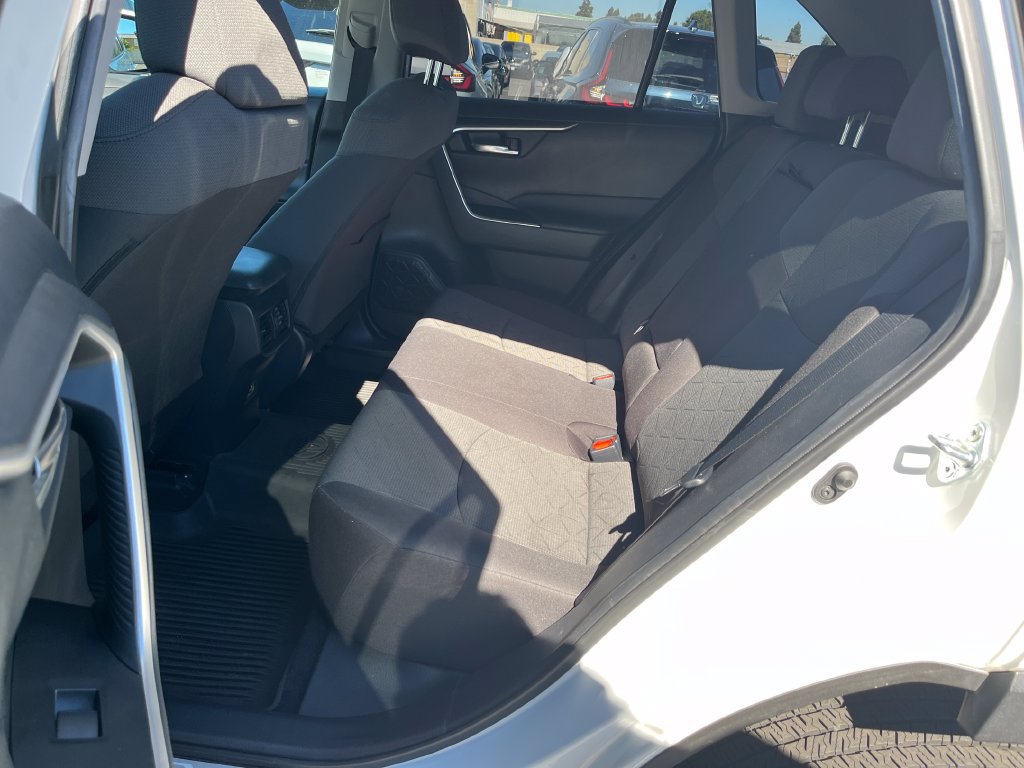 Used 2021 Toyota RAV4 XLE w/ Convenience Package FWD image 10