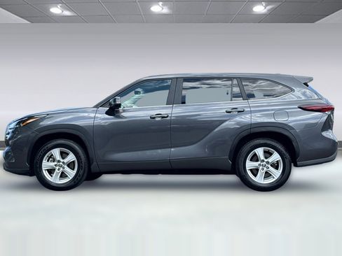 Used 2025 Toyota Highlander LE FWD image 2