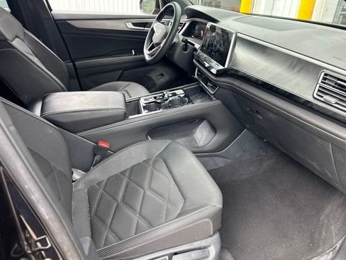 Used 2024 Volkswagen Atlas Cross Sport SE FWD image 19
