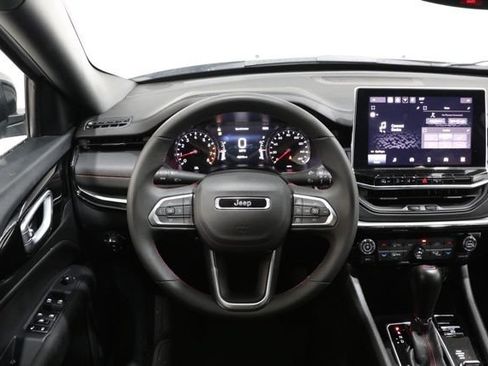 Used 2025 Jeep Compass Trailhawk AWD/4WD image 16