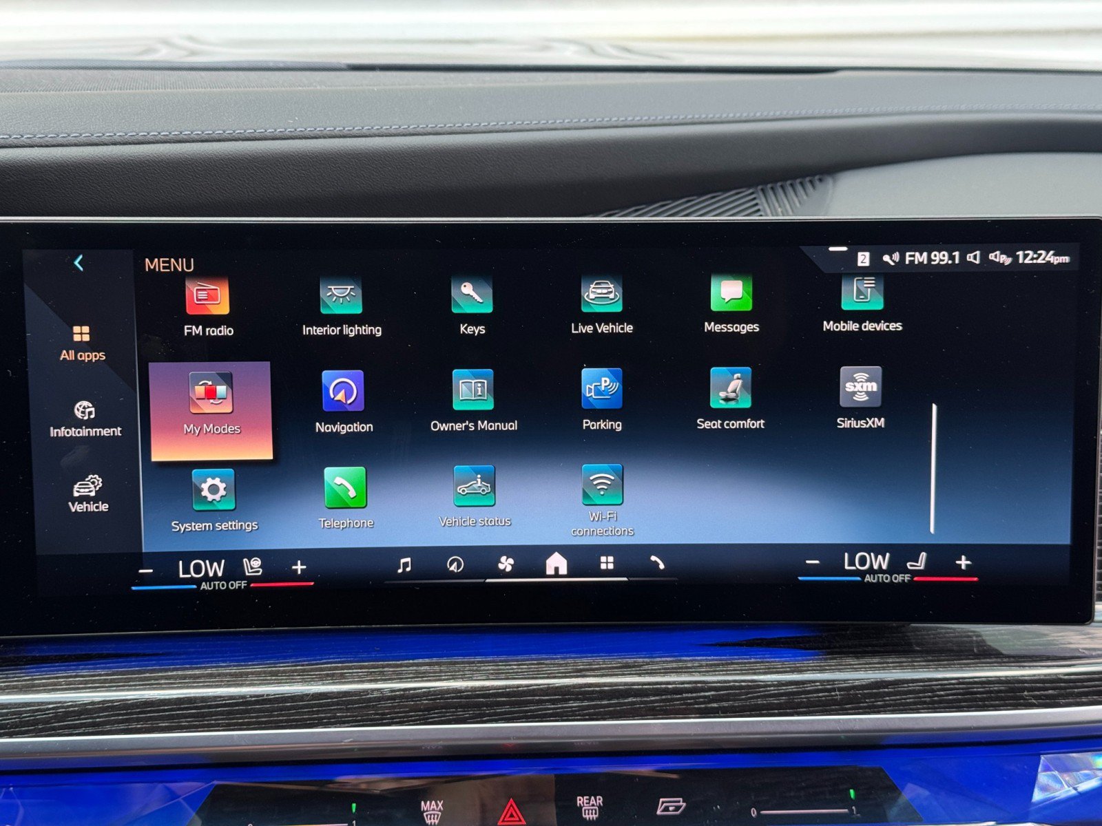 Used 2023 BMW 740i w/ Parking Assistance Package RWD image 29