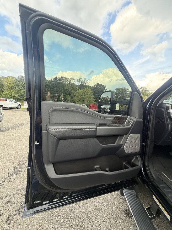 Used 2025 Ford F450 Lariat w/ Lariat Ultimate Package AWD/4WD image 25