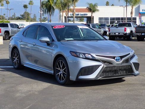 Used 2024 Toyota Camry SE image 3