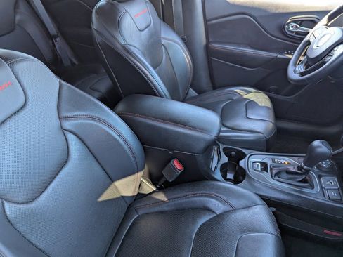 Used 2019 Jeep Cherokee Trailhawk image 10