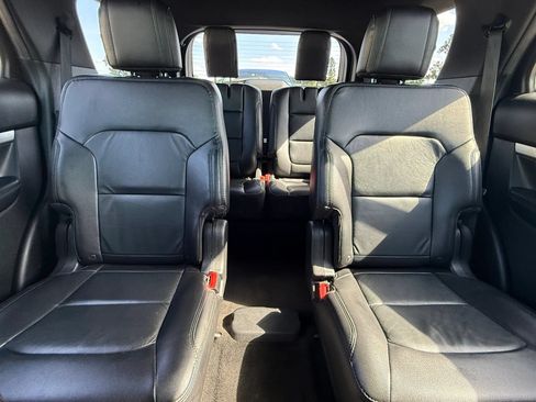Used 2017 Ford Explorer XLT w/ Equipment Group 202A AWD/4WD image 22