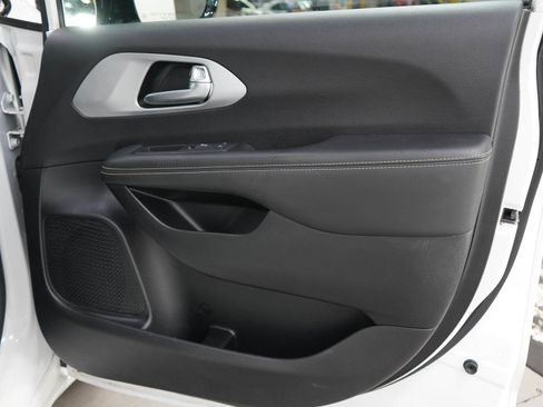 Used 2024 Chrysler Pacifica Limited FWD image 9