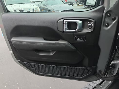 Used 2023 Jeep Wrangler Unlimited Sahara image 32