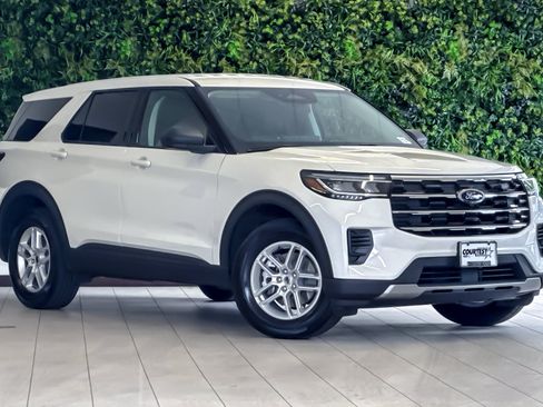 Used 2026 Ford Explorer Active AWD/4WD image 2