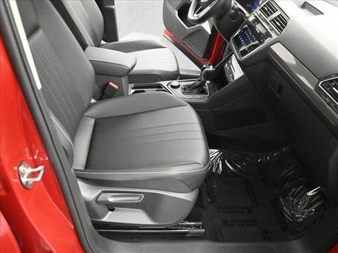 Used 2024 Volkswagen Tiguan SE image 30