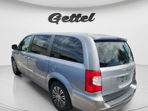 Used 2014 Chrysler Town & Country S FWD image 8