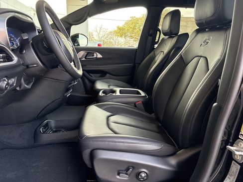 New 2026 Chrysler Pacifica Select w/ S Appearance Package FWD image 12