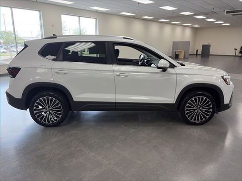 Used 2025 Volkswagen Taos SE FWD image 8