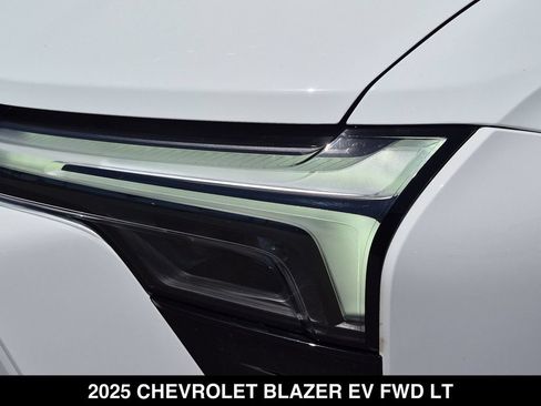 Used 2025 Chevrolet Blazer EV LT FWD image 10