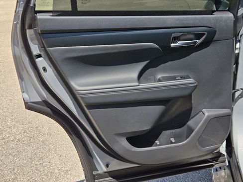 Used 2025 Toyota Highlander XLE image 15