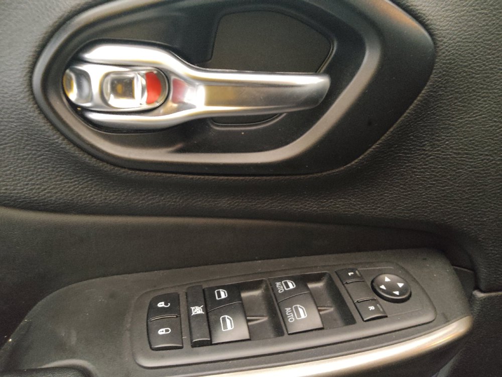 Used 2021 Jeep Cherokee Latitude Plus w/ Sun & Sound Group FWD image 27