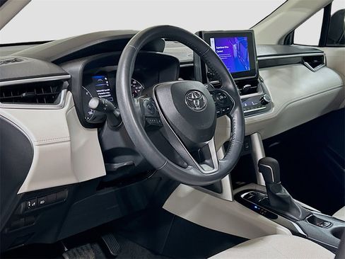 Used 2023 Toyota Corolla Cross LE image 7