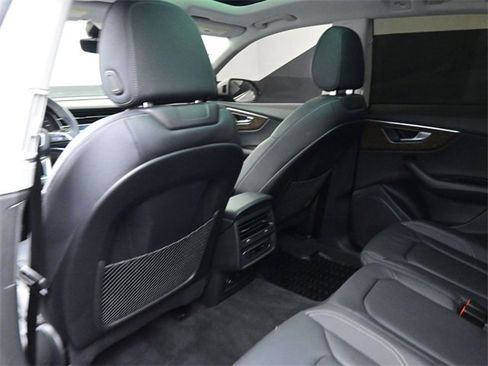 Used 2023 Audi Q8 Premium image 12