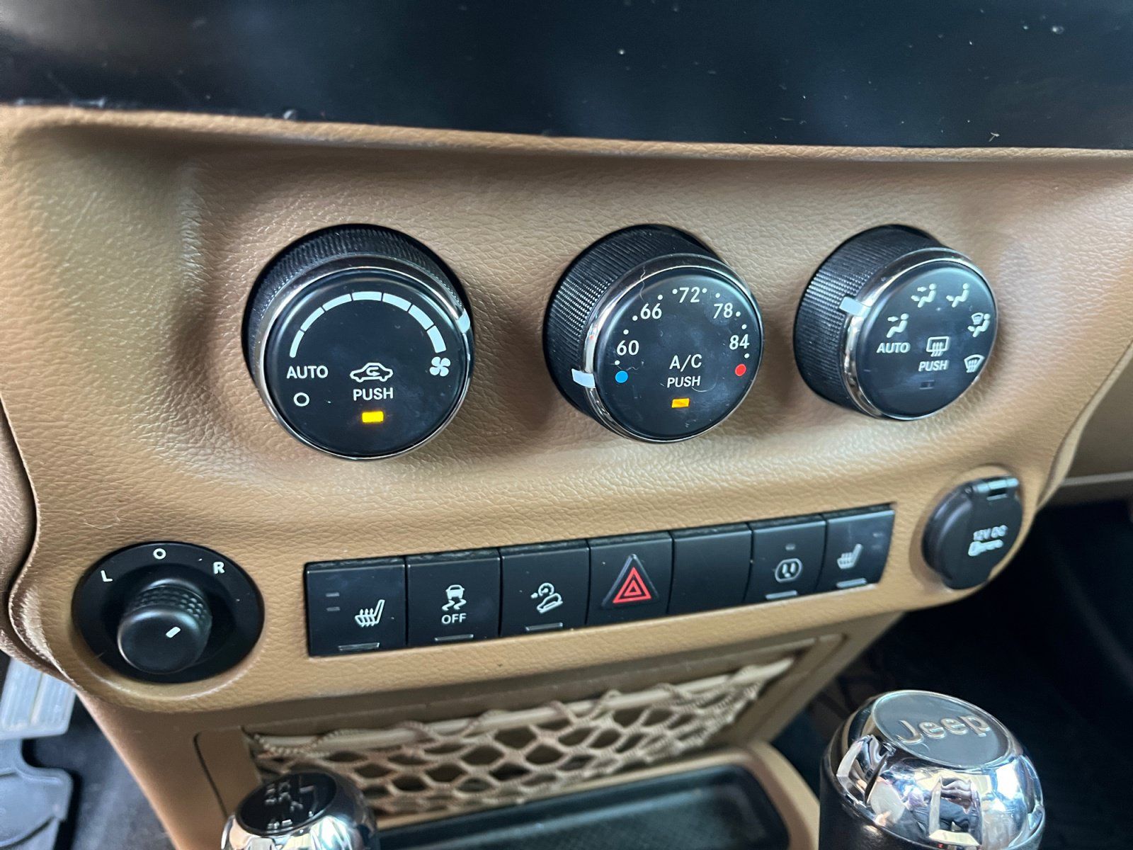 Used 2013 Jeep Wrangler Unlimited Rubicon w/ Connectivity Group AWD/4WD image 31
