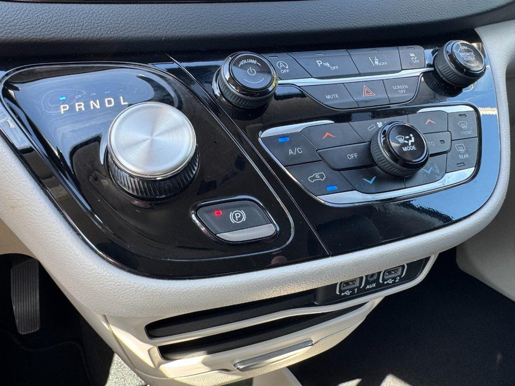 Used 2023 Chrysler Pacifica Touring-L FWD image 19