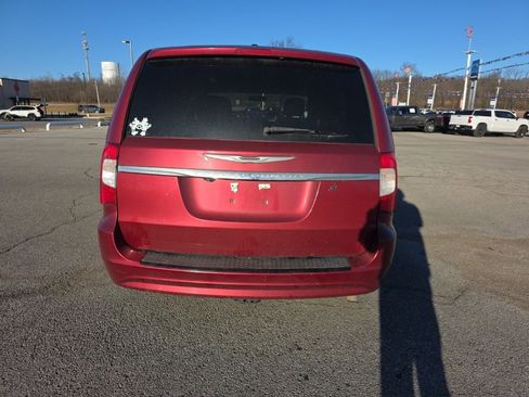 Used 2015 Chrysler Town & Country S image 6