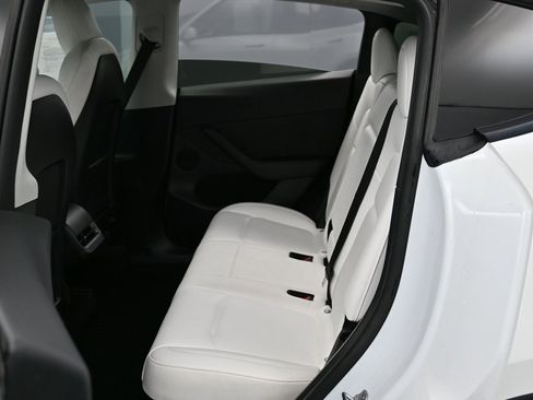 Used 2022 Tesla Model Y Long Range image 34