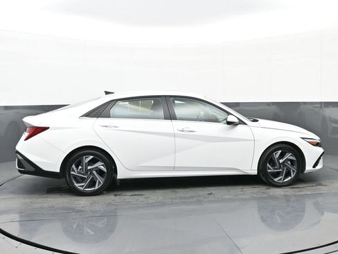 Certified 2025 Hyundai Elantra SEL image 3