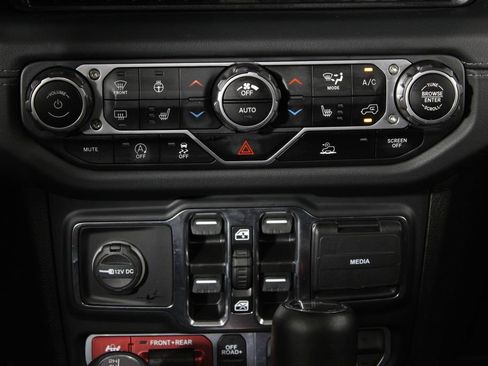 Used 2024 Jeep Gladiator Rubicon w/ Technology Group image 19