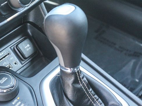 Used 2018 Jeep Cherokee Latitude Plus w/ Cold Weather Group image 19