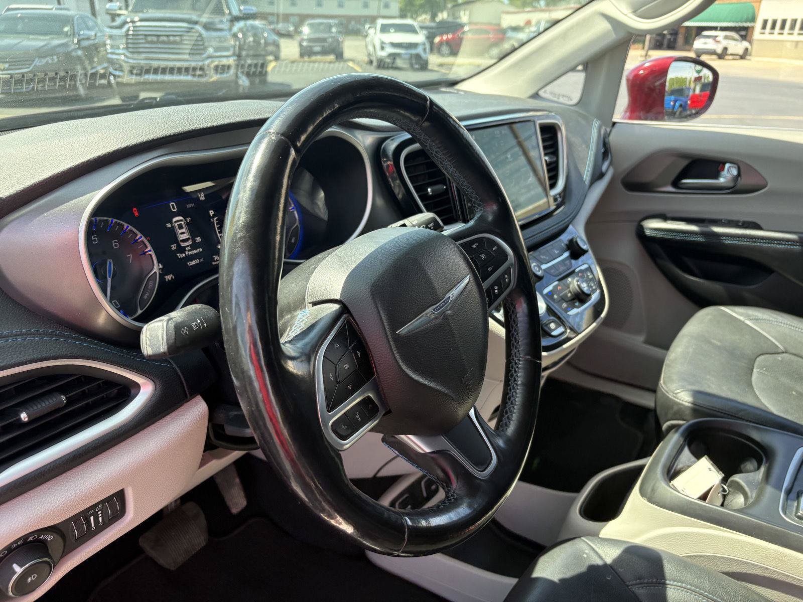 Used 2021 Chrysler Pacifica Touring-L FWD image 8
