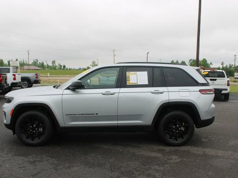 Used 2024 Jeep Grand Cherokee Altitude AWD/4WD image 6