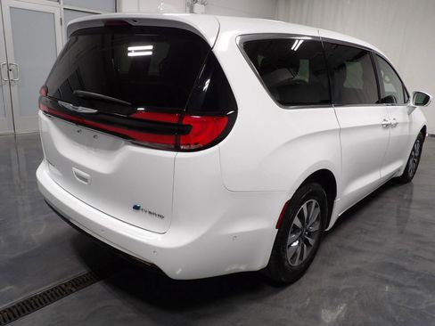 Used 2022 Chrysler Pacifica Touring-L w/ Uconnect Theater Family Group image 7