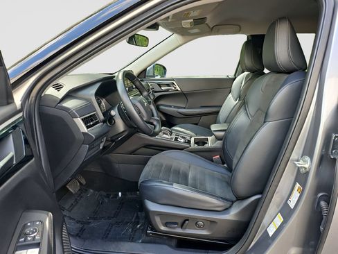 Used 2023 Mitsubishi Outlander SE AWD/4WD image 16