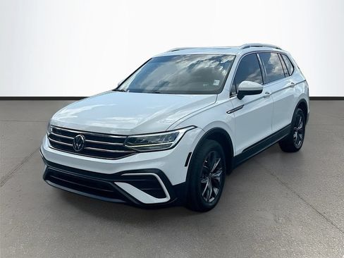 Used 2022 Volkswagen Tiguan SE w/ Panoramic Sunroof Package FWD image 3
