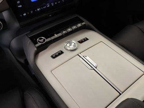 New 2026 Lincoln Navigator Premiere AWD/4WD image 8