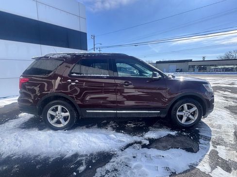 Used 2018 Ford Explorer XLT w/ Equipment Group 202A image 6