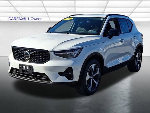 Certified 2024 Volvo XC40 B5 Plus w/ Climate Package image 3