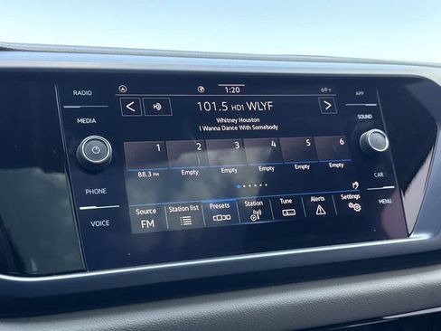 Used 2022 Volkswagen Taos SE w/ Panoramic Sunroof Package image 18