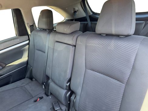 Used 2018 Toyota Highlander LE FWD image 16
