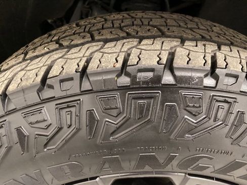 Used 2023 GMC Canyon Elevation image 28