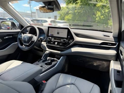 Used 2025 Toyota Highlander XLE AWD/4WD image 15