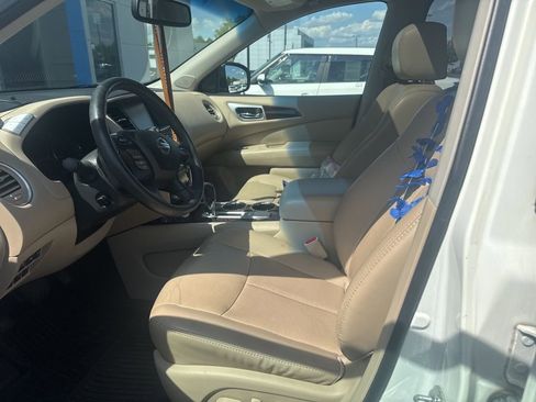 Used 2016 Nissan Pathfinder Platinum w/ Family Entertainment Package FWD image 5
