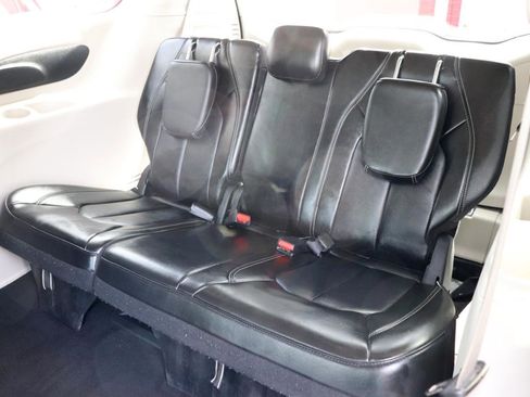 Used 2024 Chrysler Pacifica Touring-L image 13