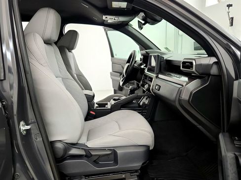 Certified 2025 Toyota Tacoma SR5 AWD/4WD image 16