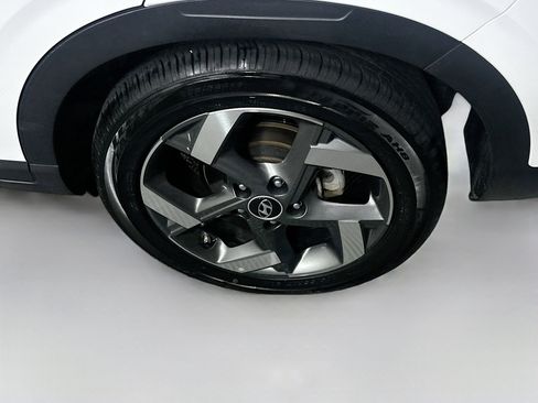 Used 2025 Hyundai Venue SEL FWD image 11