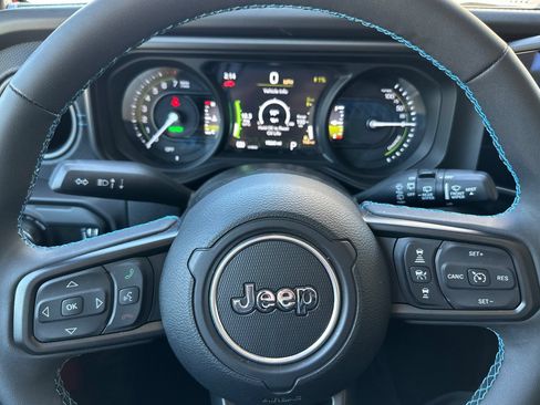 Used 2025 Jeep Wrangler Unlimited Rubicon 4xe w/ Convenience Group AWD/4WD image 23