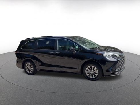 Used 2025 Toyota Sienna XLE FWD image 2