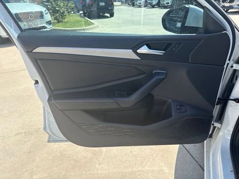 Used 2024 Volkswagen Jetta SE FWD image 16
