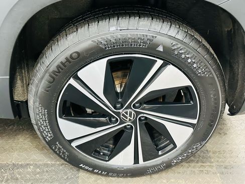 Certified 2025 Volkswagen Taos SE image 30