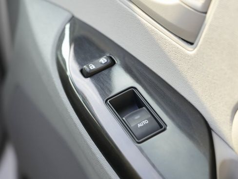 Used 2011 Toyota Sienna image 30