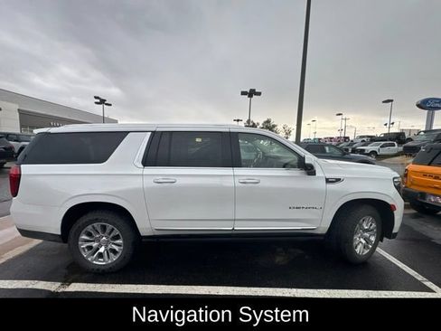 Used 2022 GMC Yukon XL Denali AWD/4WD image 3